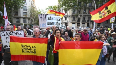 Concentraciones en apoyo y en contra de Sánchez frente a sede partido socialista en Madrid