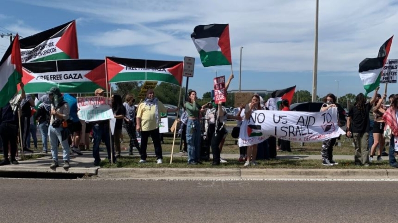 Protesta pro-Hamas ante un acto de campaña de Biden en el Hillsborough Community College de Tampa, Florida, el 23 de abril de 2024 (T.J. Muscaro/The Epoch Times)