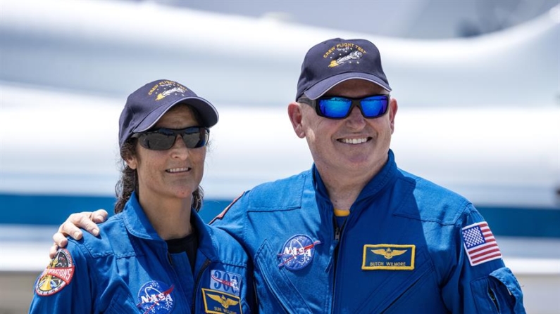 Los astronautas de la NASA de la primera misión tripulada de Boeing, Butch Wilmore y Suni Williams, arribaron este jueves a Florida con buen espíritu de cara a los preparativos finales del viaje. EFE/EPA/Cristobal Herrera-Ulashkevich