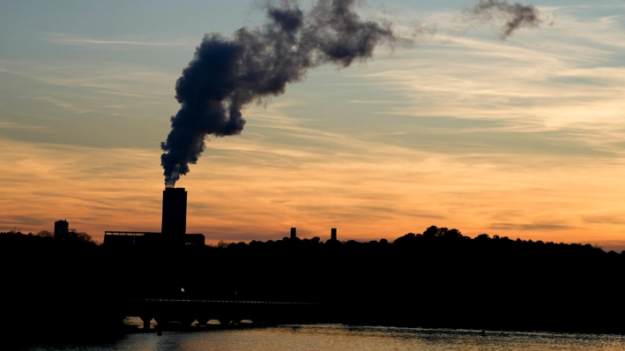 Admón. Biden termina norma que limita emisión de carbono de centrales eléctricas a combustible fósil