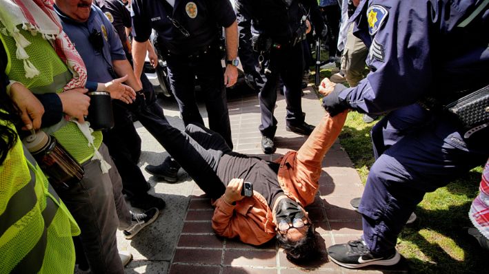 Un manifestante de la Universidad del Sur de California es detenido por agentes del Departamento de Seguridad Pública de la USC durante una ocupación pro palestina en el Alumni Park del campus el miércoles, 24 de abril de 2024 en Los Ángeles. (Foto AP/Richard Vogel)