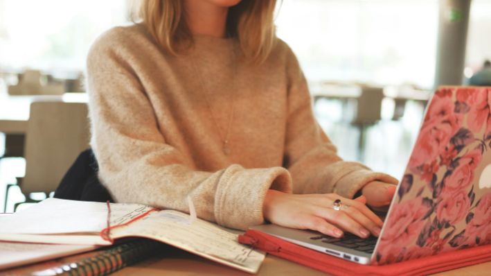 Imagen ilustrativa de una mujer frente a su laptop. (Caroline Feelgood/Unsplash)