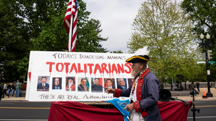 Manifestantes frente al Tribunal Supremo en Washington el 25 de abril de 2024. (Madalina Vasiliu/The Epoch Times)