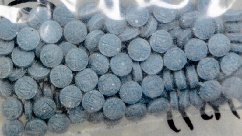 Heroína y fentanilo prensados en forma de pastillas. (Cortesía de la Administración para el Control de Drogas de EE.UU.)
