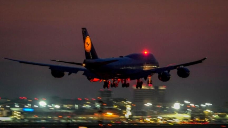Un avión Boeing 747 de Lufthansa se aproxima al aeropuerto internacional de Frankfurt, Alemania, el 13 de agosto de 2021. (Michael Probst/AP Photo)