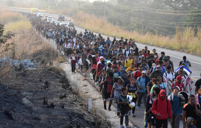 Inmigrantes ilegales caminan por la carretera que atraviesa Arriaga, estado de Chiapas, en el sur de México, el 8 de enero de 2024, durante su viaje hacia el norte, hacia la frontera con Estados Unidos. (Edgar H. Clemente/Foto AP)
