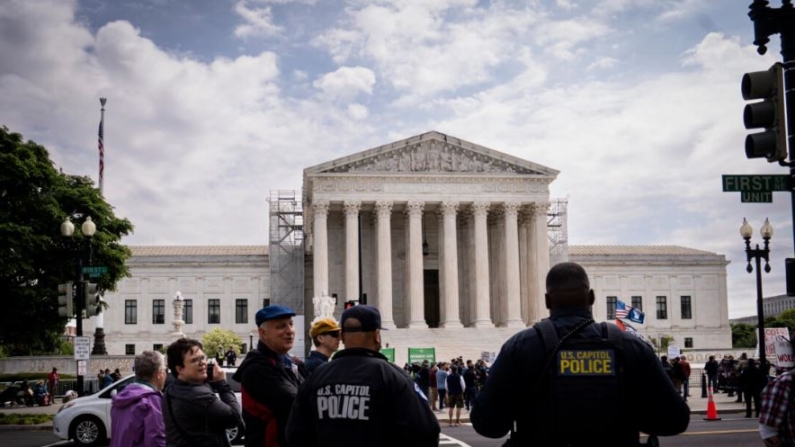 Manifestantes frente a la Corte Suprema en Washington el 25 de abril de 2024. (Madalina Vasiliu/The Epoch Times)