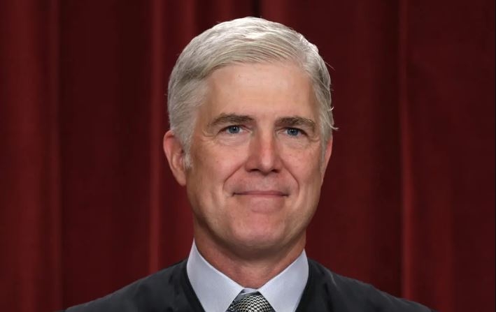 El juez asociado de la Corte Suprema de Estados Unidos, Neil Gorsuch, posa para un retrato oficial en la Sala de Conferencias Este del edificio del Tribunal Supremo en Washington, el 7 de octubre de 2022. (Alex Wong/Getty Images)