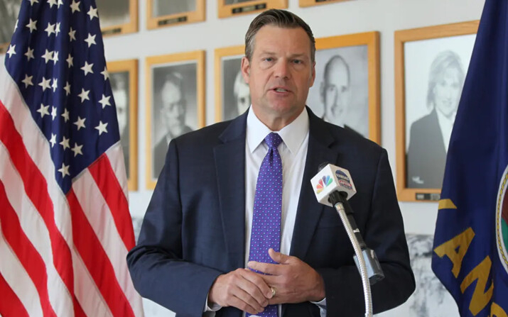 El fiscal general de Kansas, Kris Kobach, durante una conferencia de prensa frente a su oficina, en Topeka, Kansas, el 1 de mayo de 2023. (John Hanna/AP)

