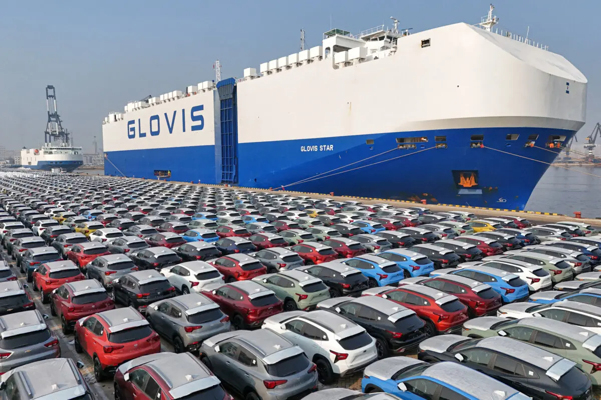 Varios coches van a ser cargados en un barco de exportación en el puerto de Yantai, en la provincia oriental china de Shandong, el 2 de enero de 2024. (STR/AFP vía Getty Images)