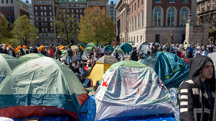 Partidarios propalestinos instalan un campamento de protesta en el campus de la Universidad de Columbia, en Nueva York, el 22 de abril de 2024. (Spencer Platt/Getty Images)
