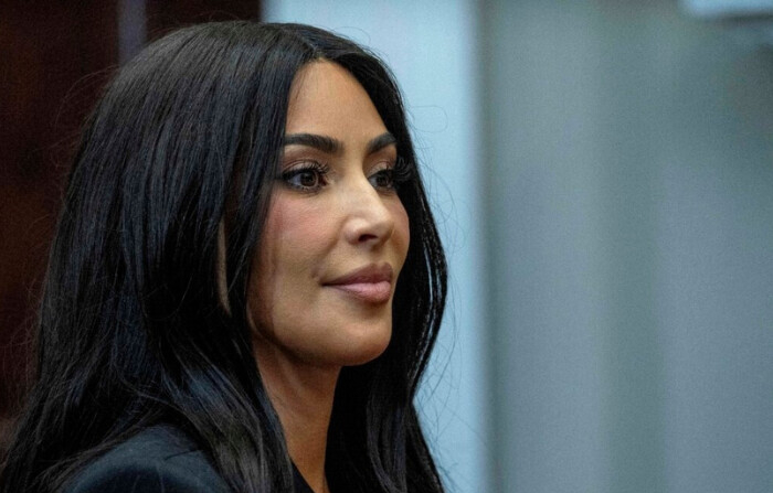 La estrella de telerrealidad y empresaria Kim Kardashian asiste a un acto para debatir la reforma de la justicia penal con la vicepresidenta Kamala Harris en la Casa Blanca el 25 de abril de 2024. (Jim Watson/AFP vía Getty Images)