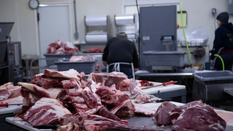 Carne de vacuno fresca cortada en trozos grandes en la planta de procesamiento de carne First Capitol en Corydon, Indiana, el 31 de enero de 2022. (Amira Karaoud/Reuters)