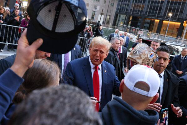 El expresidente Donald Trump saluda a trabajadores sindicales en las obras del nuevo edificio de J.P. Morgan Chase en Nueva York, el 25 de abril de 2024. (Michael M. Santiago/Getty Images)