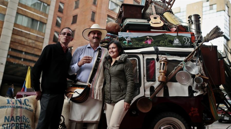 Fotografía de archivo del 27 de junio de 2017 de personas posando junto a el personaje 'Juan Valdez' (c), durante la celebración del 90 aniversario de la Federación Nacional de Cafeteros, en Bogotá (Colombia). EFE/Juan Paez 