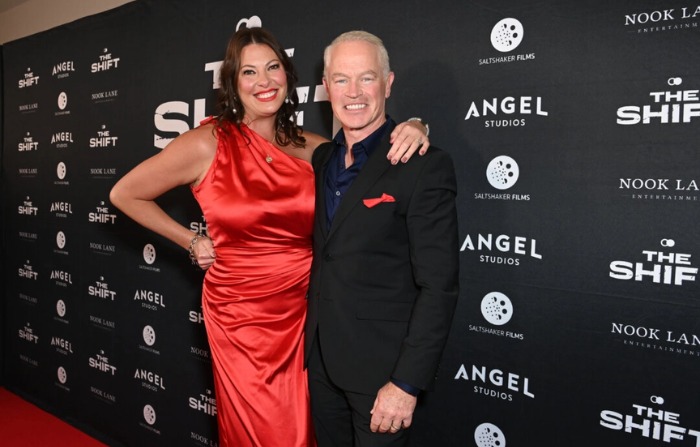 Neal McDonough y su esposa, Ruve, asisten a Angel Studios Presents The Los Angeles Premiere de "The Shift" en AMC The Grove 14 en Los Ángeles, California, el 27 de noviembre de 2023. (Jon Kopaloff/Getty Images para "The Shift" ")