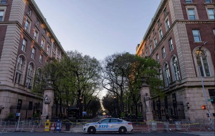 Un vehículo de la policía de Nueva York se observa frente a la Universidad de Columbia en Nueva York el 26 de abril de 2024. (Adam Gray/Getty Images)