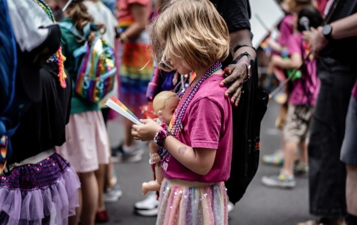 Una niña se encuentra en la Marcha del Orgullo anual de Nueva York, el 25 de junio de 2023. (Samira Bouaou/The Epoch Times)