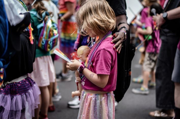 Tennessee aprueba ley que penaliza a adultos que ayudan a niños a someterse a una transición de género