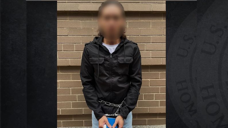 Agentes del ICE arrestaron a un inmigrante ecuatoriano convicto por delitos sexuales en Connecticut. El criminal había sido arrestado y liberado varias veces por las autoridades. (ERO Boston/ICE)