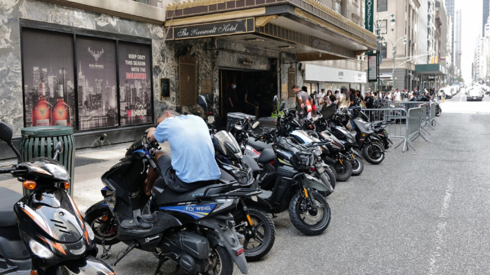Una fila de ciclomotores frente al Hotel Roosevelt el 14 de agosto de 2023 en Nueva York. (Spencer Platt/Getty Images)
