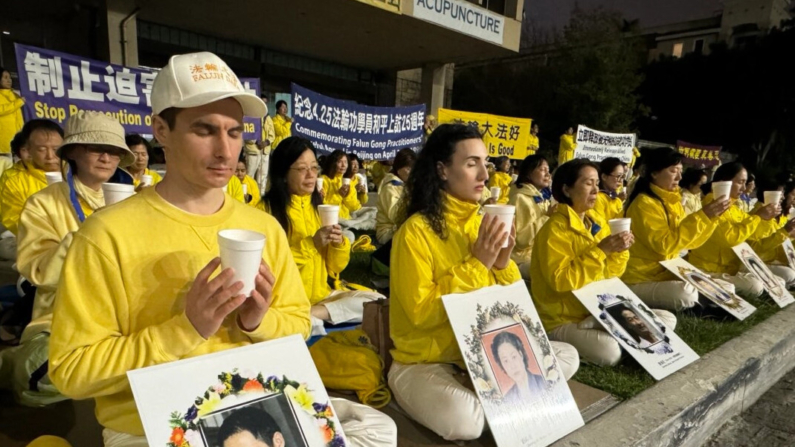 Seguidores de Falun Gong celebran una vigilia con velas frente al consulado chino para conmemorar el 25 aniversario del llamamiento pacífico de 10,000 personas en China, en Los Ángeles, el 21 de abril de 2024. (Linda Jiang/The Epoch Times)
