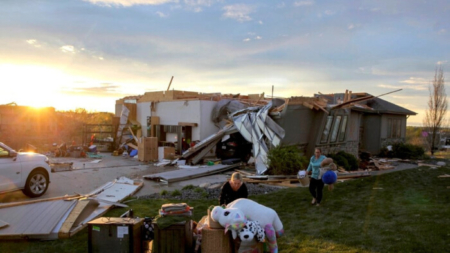 Fuertes tornados azotan y destruyen cientos de casas en Nebraska y Iowa