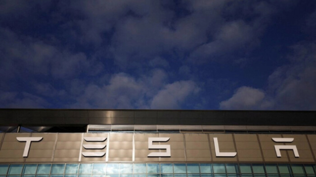 EE.UU. investiga retirada de 2 millones de vehículos de Tesla por autopilot, citando preocupaciones