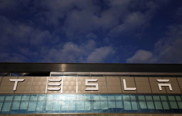 EE.UU. investiga retirada de 2 millones de vehículos de Tesla por autopilot, citando preocupaciones
