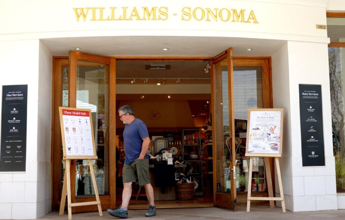 Un cliente sale de una tienda Williams-Sonoma en Corte Madera, California, el 25 de mayo de 2022. (Justin Sullivan/Getty Images)
