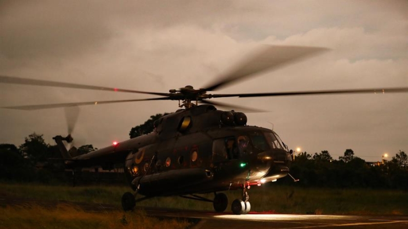 Fotografía de archivo de un helicóptero en Santo Domingo (Ecuador). EFE/José Jácome