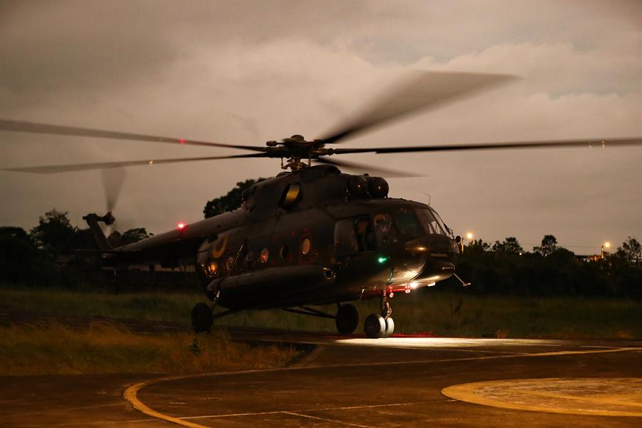 Hallan muertos a 8 tripulantes de helicóptero accidentado en Ecuador