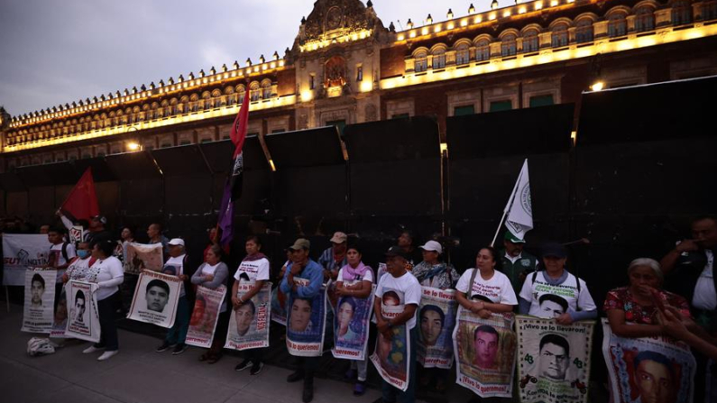 Familiares y simpatizantes de los 43 estudiantes desaparecidos de Ayotzinapa protestan este viernes 26 de abril de 2024 en la Ciudad de México (México). EFE/José Méndez