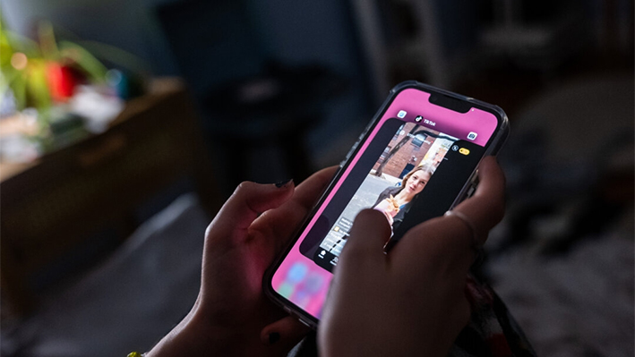 En esta ilustración fotográfica, una adolescente utiliza su teléfono móvil para acceder a las redes sociales en Nueva York el 31 de enero de 2024. (Spencer Platt/Getty Images)
