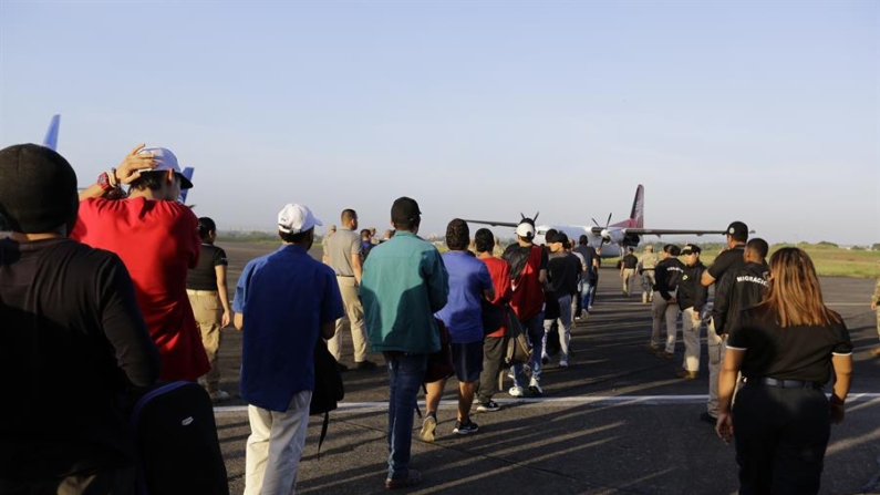 Imagen de archivo de ciudadanos colombianos que se dirigen a una aeronave para su deportación, en Ciudad de Panamá (Panamá). EFE/ Carlos Lemos