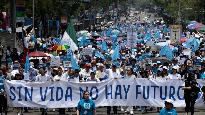 Simpatizantes provida marchan este sábado 27 de abril de 2024 por la principales avenida de la Ciudad de México (México). EFE/José Méndez