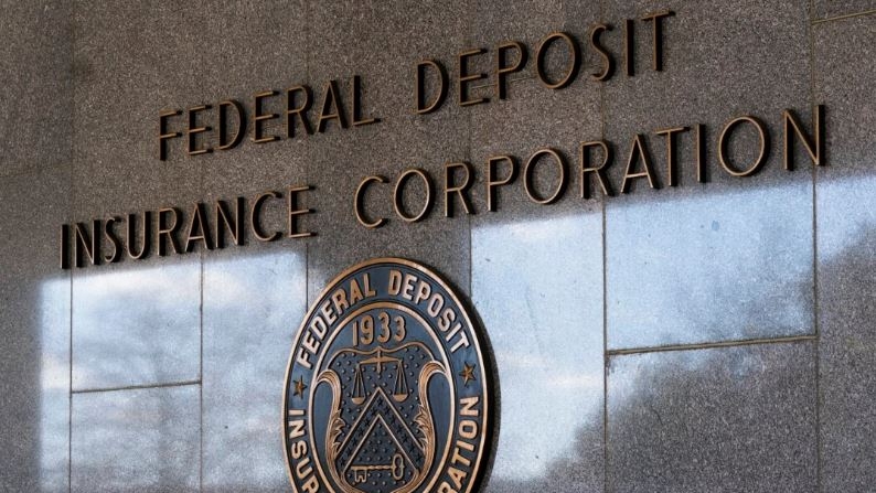 El sello de la Corporación Federal de Seguros de Depósitos (FDIC) se muestra fuera de su sede, en Washington, el 14 de marzo de 2023. (AP Photo/Manuel Balce Ceneta, Archivo)