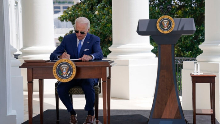 El presidente Joe Biden firma dos proyectos de ley destinados a combatir el fraude en los programas de ayuda a pequeñas empresas por el COVID-19 en la Casa Blanca en Washington el 5 de agosto de 2022. (Evan Vucci/AFP vía Getty Images)
