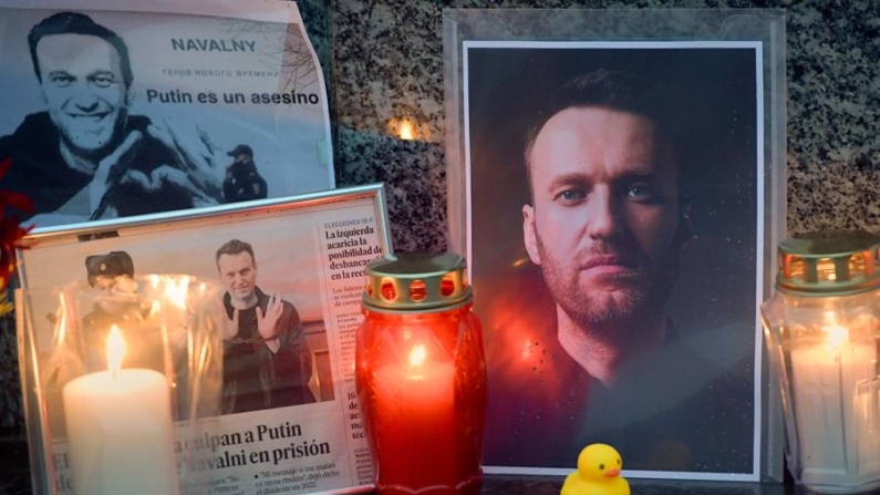 Homenaje al fallecido opositor ruso Alexéi Navalni, en una fotografía de archivo. EFE/Eloy Alonso