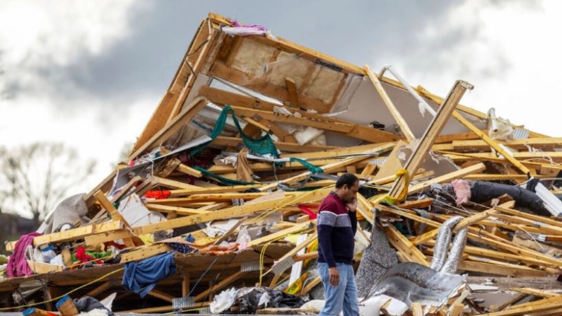 Gopala Penmetsa pasa por delante de su casa después de que fuera arrasada por un tornado cerca de Omaha, Nebraska, el viernes 26 de abril de 2024. (Chris Machian/Omaha World-Herald vía AP)