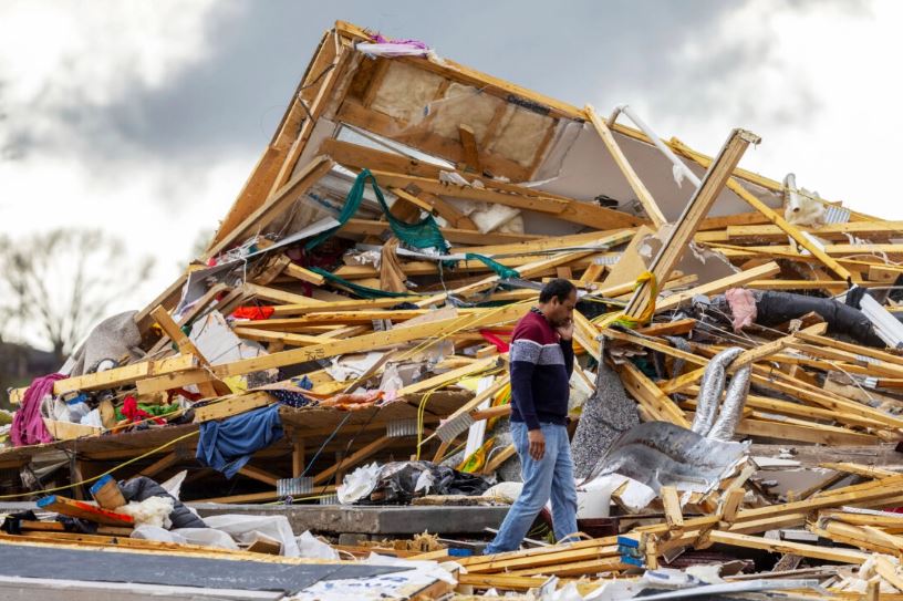 Residentes buscan entre los escombros tras fuertes tornados que asolaron Nebraska y Iowa