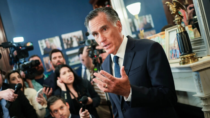 El senador Mitt Romney (R-Utah) responde preguntas en su oficina en Washington, el 13 de septiembre de 2023. (Win McNamee/Getty Images)