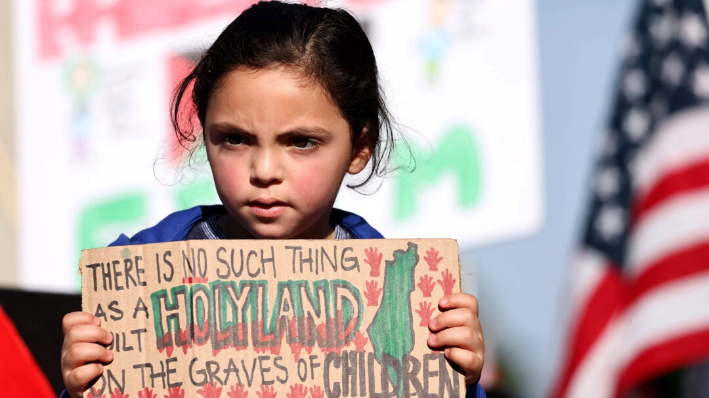 Una pequeña manifestante sostiene un cartel contra Israel en una imagen de archivo en Los Ángeles el 2 de diciembre de 2023. (Mario Tama/Getty Images)