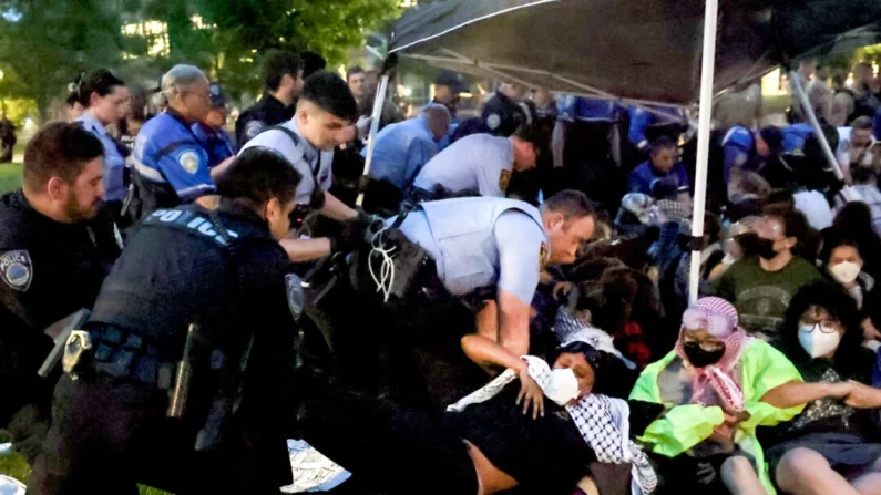 La policía arresta a manifestantes pro-palestinos que intentaban acampar en el campus de la Universidad de Washington, en St. Louis, Missouri, el 27 de abril de 2024. (Christine Tannous/St. Louis Post-Dispatch vía AP)