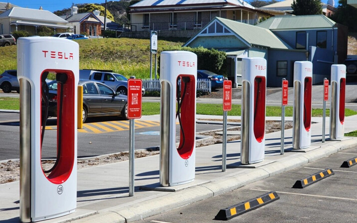 Una fila de estaciones de carga de vehículos eléctricos Tesla en Albany, Australia Occidental, el 19 de abril de 2024. (Susan Mortimer/The Epoch Times)
