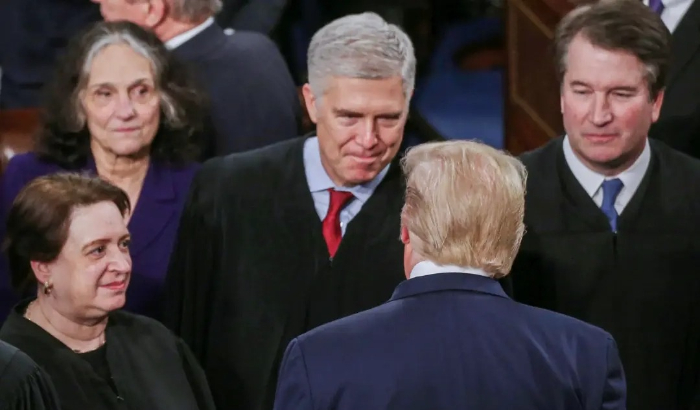 El entonces presidente Donald Trump saluda al juez de la Corte Suprema Neil Gorsuch antes del discurso sobre el Estado de la Unión en Washington el 4 de febrero de 2020. (Mario Tama/Getty Images)