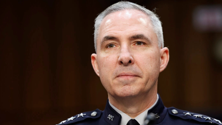 El general Stephen N. Whiting, de la Fuerza Espacial de EE.UU., habla durante una audiencia con el Comité de Servicios Armados del Senado en el Hart Senate Office Building en Washington el 29 de febrero de 2024. (Anna Moneymaker/Getty Images)