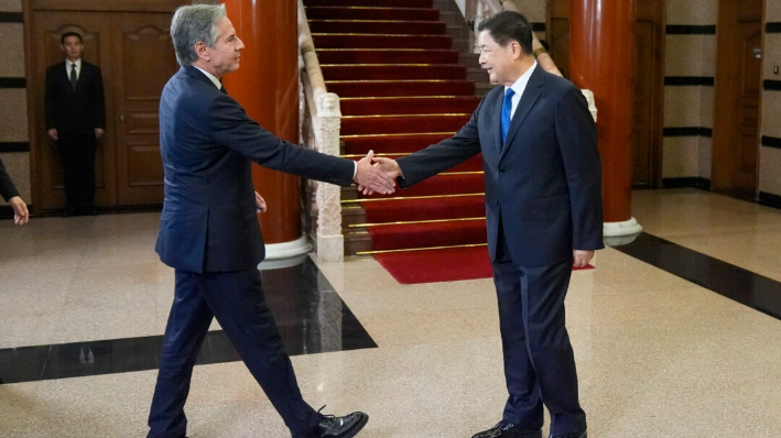 El secretario de Estado estadounidense, Antony Blinken (izq.), estrecha la mano del ministro chino de Seguridad Pública, Wang Xiaohong, antes de su reunión en la Casa de Huéspedes del Estado Diaoyutai, en Pekín, el 26 de abril de 2024. (Mark Schiefelbein/POOL/AFP vía Getty Images)