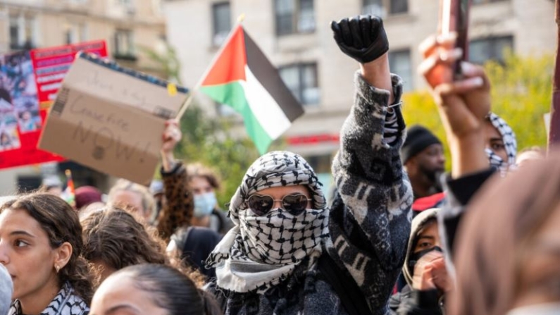 Estudiantes participan en una protesta en apoyo a Palestina y por la libertad de expresión frente al campus de la Universidad de Columbia, en Nueva York, el 15 de noviembre de 2023. (Spencer Platt/Getty Images)