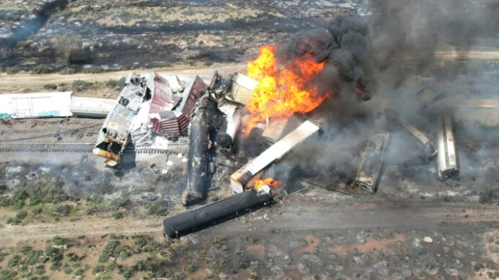 Un tren de carga que transportaba combustible descarriló y se incendió al este de Lupton, Arizona, el 26 de abril de 2024, cerca de la línea estatal entre Nuevo México y Arizona. (David Yellowhorse vía AP)
